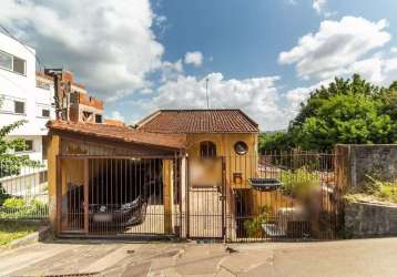 Casa à venda no bairro camaquã, zona sul de porto alegre,  o imóvel possui 2 pavimentos: no nível da rua, há uma sala, lavabo e um dormitório com sacada. &lt;br&gt;no andar inferior, encontra-se uma s