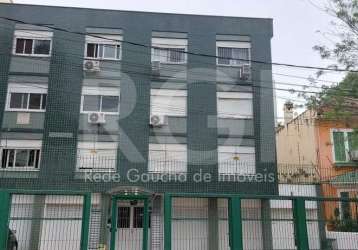 Vende apartamento de três dormitórios com banheiro social e cozinha ampla com área de serviço separada, banheiro social e  banheiro auxiliar.   hall de entrada, 2 amplos  quartos de frente. apartament