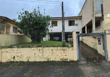 Vende casa com 3 domitórios, sendo 1 suite, sala, cozinha, banheiro social, lavanderia, piso porcelanato, pátio na frente e nos fundos ,deposito, gas central, junker, garagem coberta para 2 carros. &l