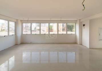 Sala comercial na eudoro berlink, bairro auxiliadora, com 51,85m² de área interna, de fundos, silenciosa, janelas amplas para melhor luminosidade e ventilação. box escriturado e coberto. prédio comerc