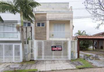 Casa totalmente reformada com excelente acabamento, 180m² de área privativa, com 3 dormitórios, sendo 1 suíte com cama de casal, banheira com hidro, sacada, living 2 ambientes com lareira, lavabo, coz