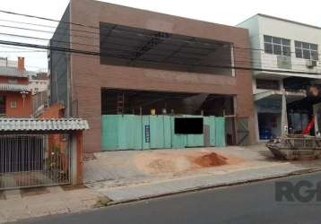 Ampla loja com aproximadamente 188m² privativos (100m² térreo + 88m² mezanino), em fase final de construção. você pode contar com fachada de vidro, lavabo, mezanino e estacionamento em frente ao local