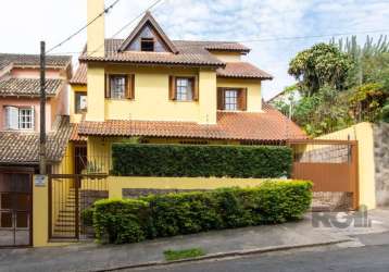 Casa com 3 dormitórios, sendo 1 suíte com closet e ar condicionado ,  3 banheiros,ótão com ar condicionado e opção de um quarto dormitório, banheiro social com box de vidro, lavabo, living 2 ambientes