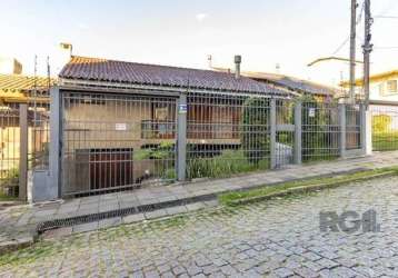 Excelente casa de 3 dormitórios com 2 suítes, a poucos metros da av.josé de alencar, no bairro menino deus. casa com 3 dormitórios, sendo duas suíte ( piso aquecido no banheiro de uma das suítes) livi