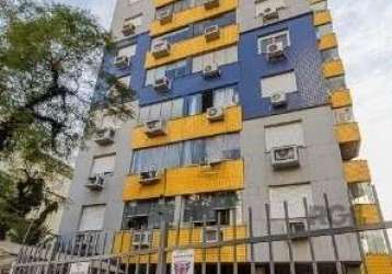 Amplo apartamento no bairro santana em porto alegre. 2 dormitórios, sacada integrada, semi mobiliado. living 2 ambientes, cozinha americana sob medida, churrasqueira, lavanderia separada.&lt;br&gt;con