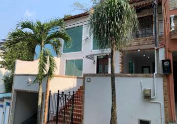 Casa triplex emcondomínio fechado na taquara com 200m²