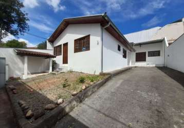 Casa linda e reformada, com galpão nos fundos.