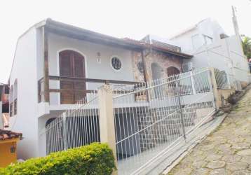 Casa com 4 dormitórios em coqueiros