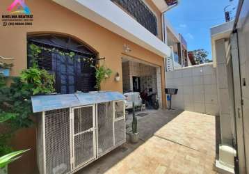 Vendo duplex com 2 suítes, ampla varanda, corredor lateral, quintal, próx. à couro fino