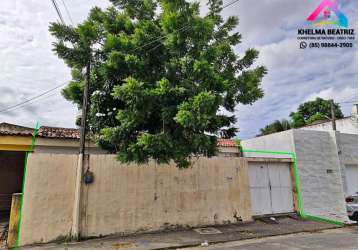 Casa plana com varanda , 2 quartos e quintal, no álvaro weyne