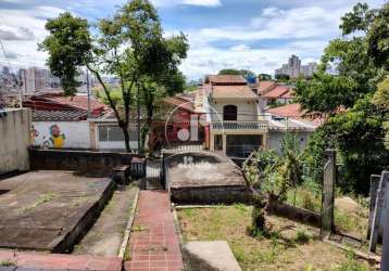 Terreno com casa antiga para demolição com 427,86 m²