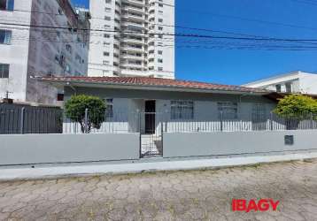 Casa com 4 quartos para alugar na rua elza maria ferreira, 99, trindade, florianópolis, 81 m2 por r$ 5.000