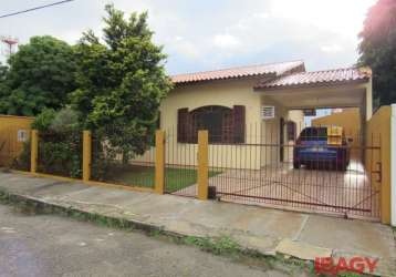 Casa com 3 quartos para alugar na rua manoel soares d'azevedo maia, 47, carianos, florianópolis, 137 m2 por r$ 5.300