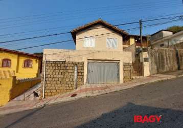 Casa com 3 quartos para alugar na rua padre schrader, 334, agronômica, florianópolis, 72 m2 por r$ 2.000