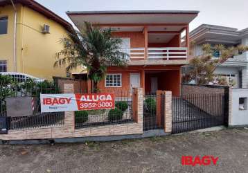 Casa com 2 quartos para alugar na rua edmundo josé dutra, 44, ponta de baixo, são josé, 198 m2 por r$ 4.700