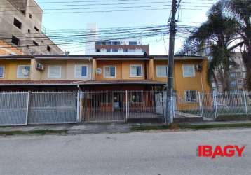 Casa com 3 quartos para alugar na rua das cegonhas, 00, pedra branca, palhoça, 84 m2 por r$ 2.800