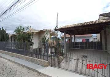 Casa com 3 quartos para alugar na lauro rosar, 90, aririu, palhoça por r$ 3.900