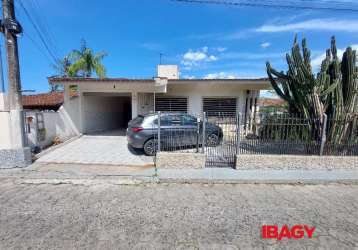 Casa com 3 quartos para alugar na lauro rosar, 90, aririu, palhoça, 155 m2 por r$ 3.900