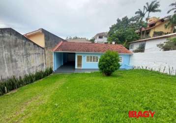 Casa com 2 quartos para alugar na rua laércio costa, 307, trindade, florianópolis, 84 m2 por r$ 3.700