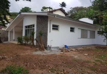 Casa à venda no bairro carvoeira em florianópolis.