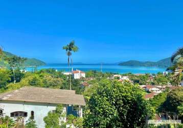 Casa na praia da enseada com belíssima vista mar.