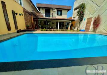 Casa com piscina no centro de ubatuba