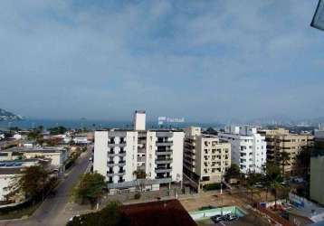 Cobertura com vista panorâmica na praia da enseada.