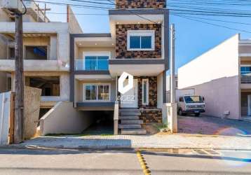 Sobrado em condominio fechado, 3 quartos com suíte com hidromassagem e closet.