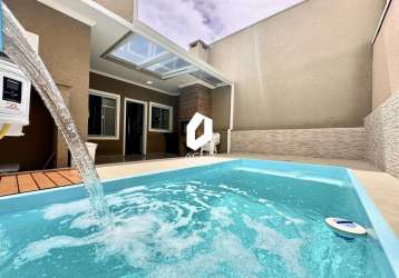 Casa com 03 quartos, 01 suíte e área gourmet com piscina!