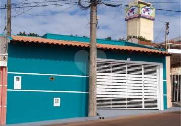 Casa térrea com 3 dormitórios, sendo 1 suíte.