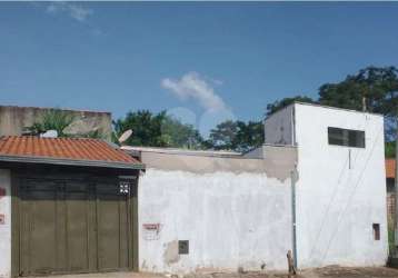 Casa térrea com 2 dormitórios.