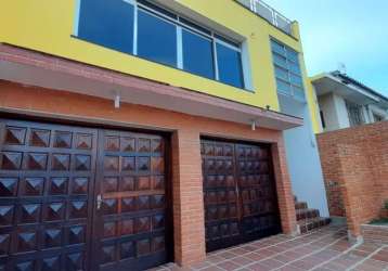 Vendo lindo sobrado, 3 dorms, 1 suite, 4 vagas, quintal - fl22