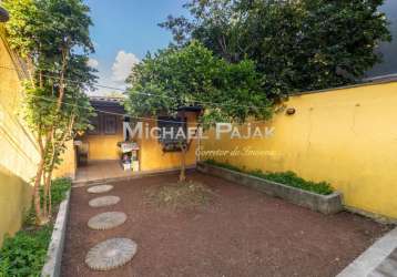 Casa ampla - iluminada - quintal com árvores frutíferas e churrasqueira.