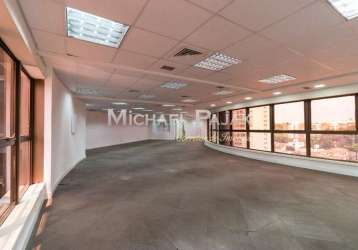 Conjunto comercial com 186m²