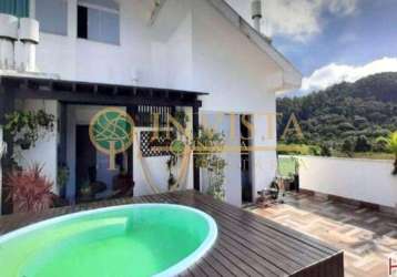 À venda com terraço privativo e jacuzzi no bairro ingleses.