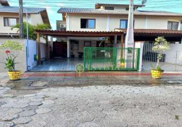 Casa geminada com 3 quartos na palhoça.