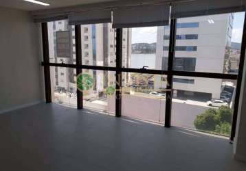 Sala comercial com vista para a beira mar continental no estreito