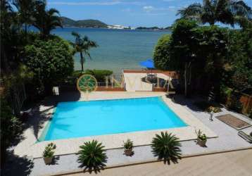 Casa com piscina, 7 quartos sendo 2 suítes, hidromassagem e sacada à venda na lagoa da conceição.