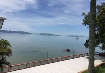 Condomínio recreativo frente mar, pé na areia com 10 casas em biguaçu.