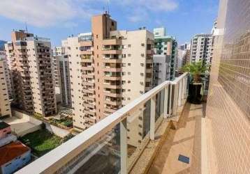 Duplex com vista parcial mar, terraço com churrasqueira, 2 suítes e 2 vagas à venda no centro de florianópolis.