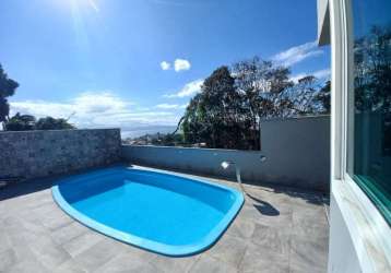 Terraço com vista mar, piscina e espaço gourmet, 4 suítes e 6 vagas à venda no centro de florianópolis.