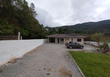 Casa com amplo quintal e 2 quartos para locação em são josé.