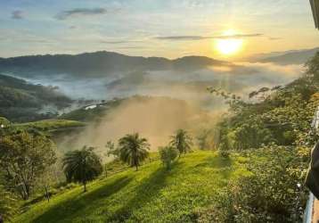 Sitio localizado em águas mornas com 4.2 hectares à venda.