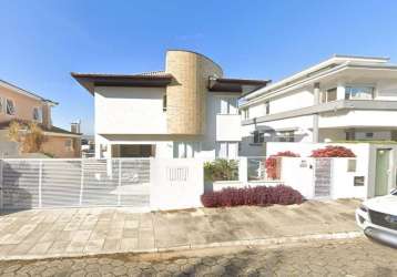 À venda no joão paulo! alto padrão com vista mar, piscina privativa, churrasqueira e 4 suítes.