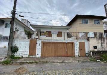 À venda na agronômica! casa com 4 quartos, 185m² de área construída e 2 vagas de garagem.