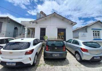 Locação no centro de florianópolis! casa comercial com 107m² construídos e 4 vagas de garagem.