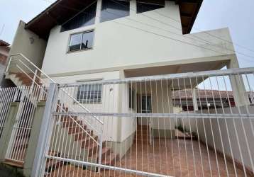 Casa residencial com 2 quartos a 5 min do centro de florianópolis - locação no bairro estreito.