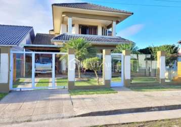 Bela casa com piscina, no bairro vista alegre, apenas uma quadra do mar.