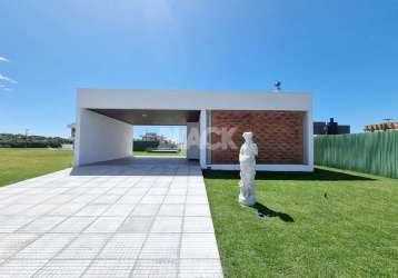 Casa com piscina no condomínio reserva das aguas em torres rs