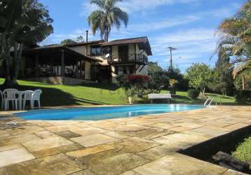 Casa em condomínio na serra da cantareira com chalépara hóspedes.